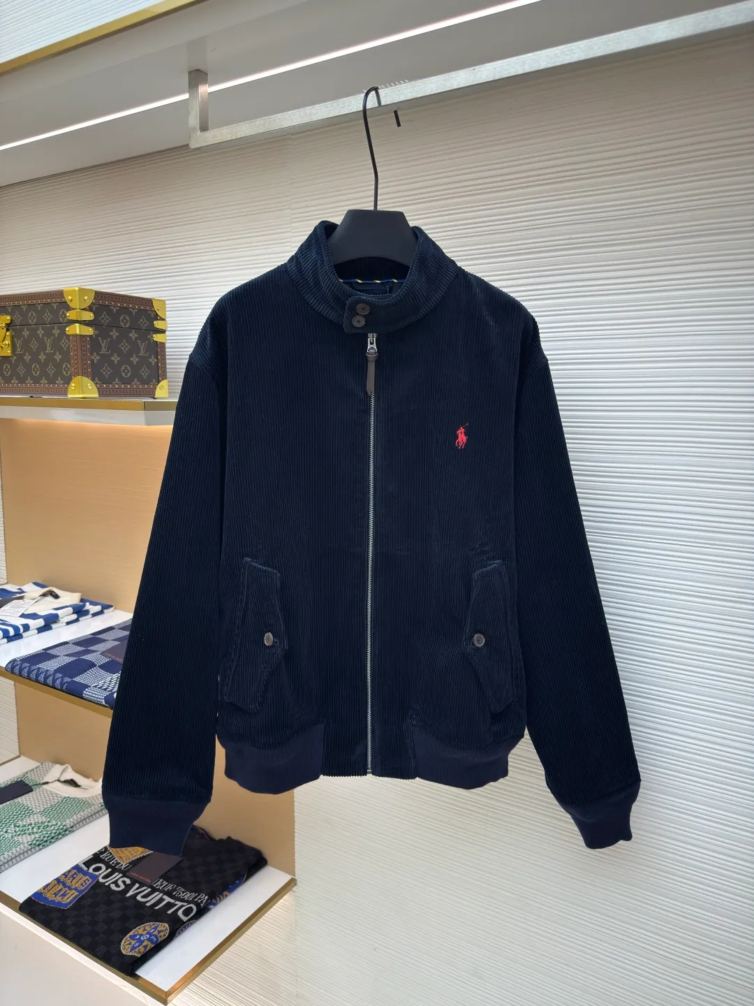 Ralph Lauren embroidered corduroy jacket ●Authentic product: Purchased and developed for 3990 ●Item number: 1680050-B55 ●Fabric: corduroy fabric ●Technology: Positioning cutting machine ●Version: Fitted version ●Weight: about 905 grams ●Size: S-M-L-XL ●Description: Customized wide-ribbed corduroy fabric with clear texture, excellent texture, comfortable and skin-friendly, elegantly presented with a touch of deep navy blue Low-key and luxurious. The exquisite red pony logo is embellished, igniting the overall vitality and passion. The stand-up collar design is simple and elegant. When the light falls, it shows subtle changes in luster and is intertwined with the undulations of the wide ribs. The jacket injects a vivid soul and has extremely high matching flexibility. Adopt imported machine embroidery technology, use advanced computer control system and precision mechanical components to achieve the iconic pony embroidery operation with high precision, smooth and delicate lines, and template machine to open the bag. The preset template guides the position, shape and size of the bag opening. The accuracy ensures the quality of the bag opening effect. The overall wiring is straight and delicate, the fabric is comfortable and soft, and the color is consistent without color difference. It can be matched with the same style to create a fashionable look and control various occasions. Customized accessories, complete with three standards, same style for men and women!